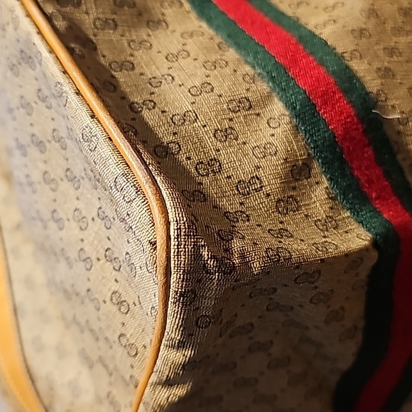 Gucci duffle and pouch. Comes with COA. - Picture 5 of 16